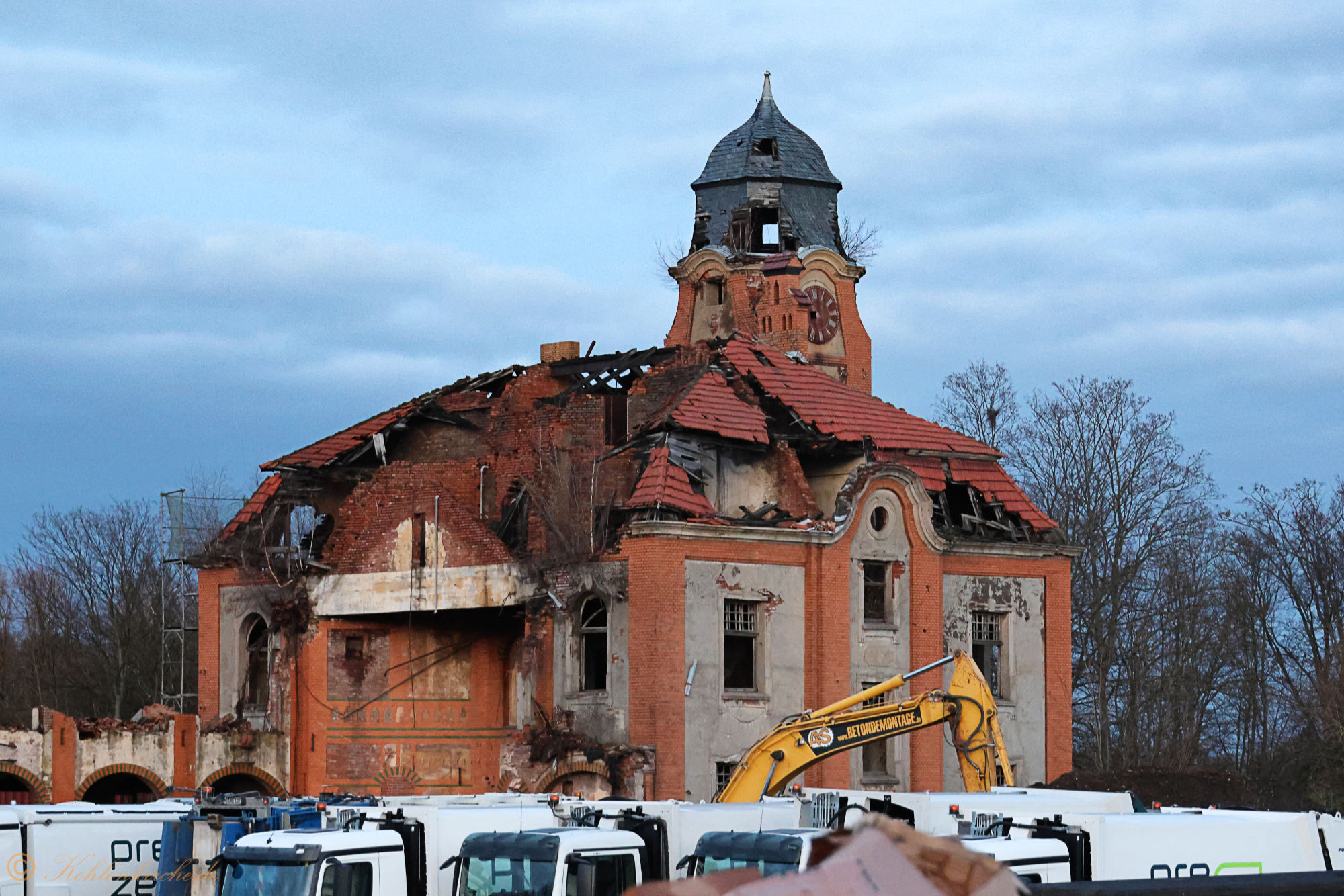 Das Verwaltungsgebäude hat durch den Abriss der Waschkaue keine sichtbaren Schäden davongetragen. - 12.12.2023 Kohlenkirche: Der Abriss der Kohlenkirche