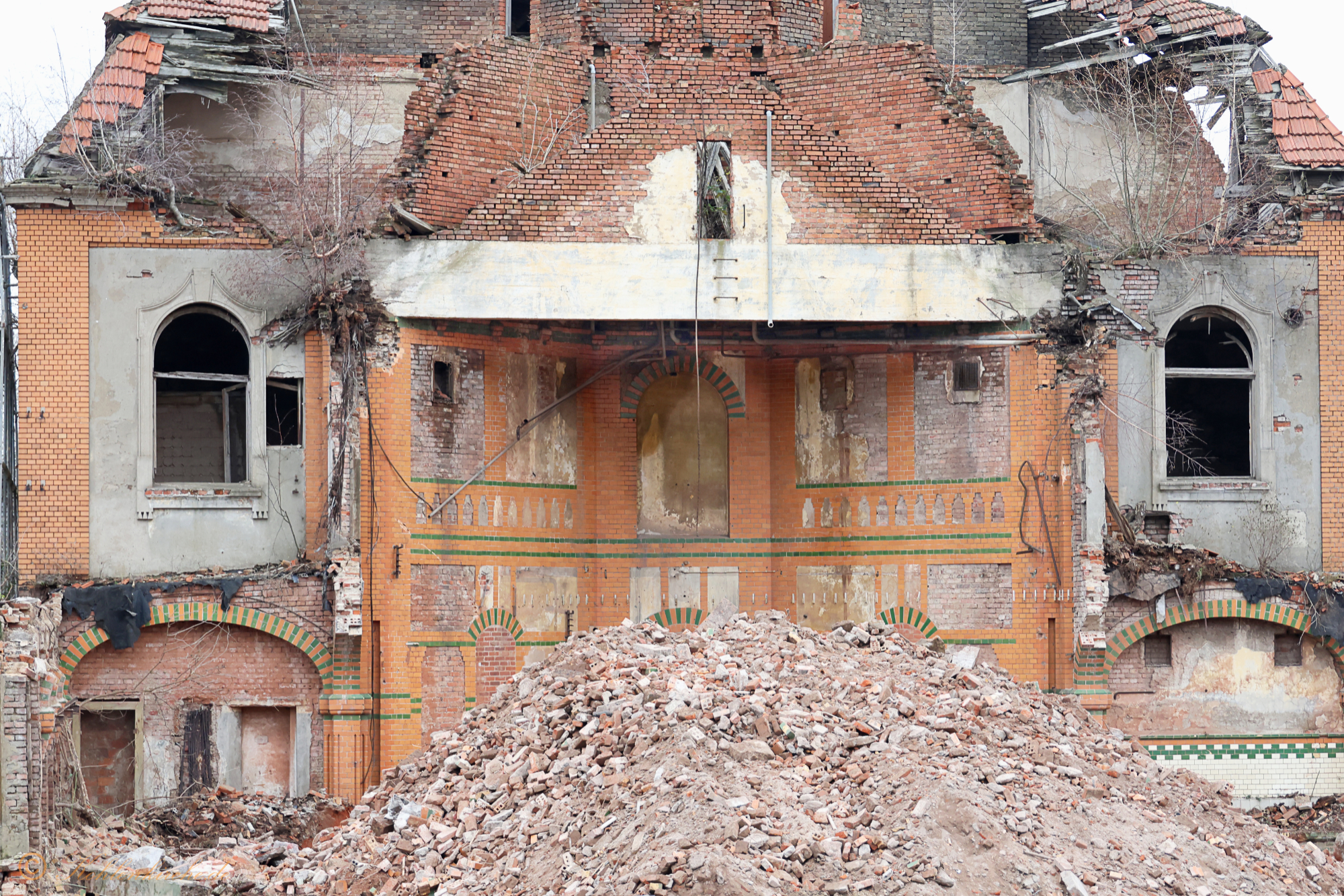 Der Keller der Waschkaue wurde weiter ausgegraben und dabei das sechste Fenster des nördlichen Seitenschiffes zerstört. - 16.12.2023 Kohlenkirche: Der Abriss der Kohlenkirche