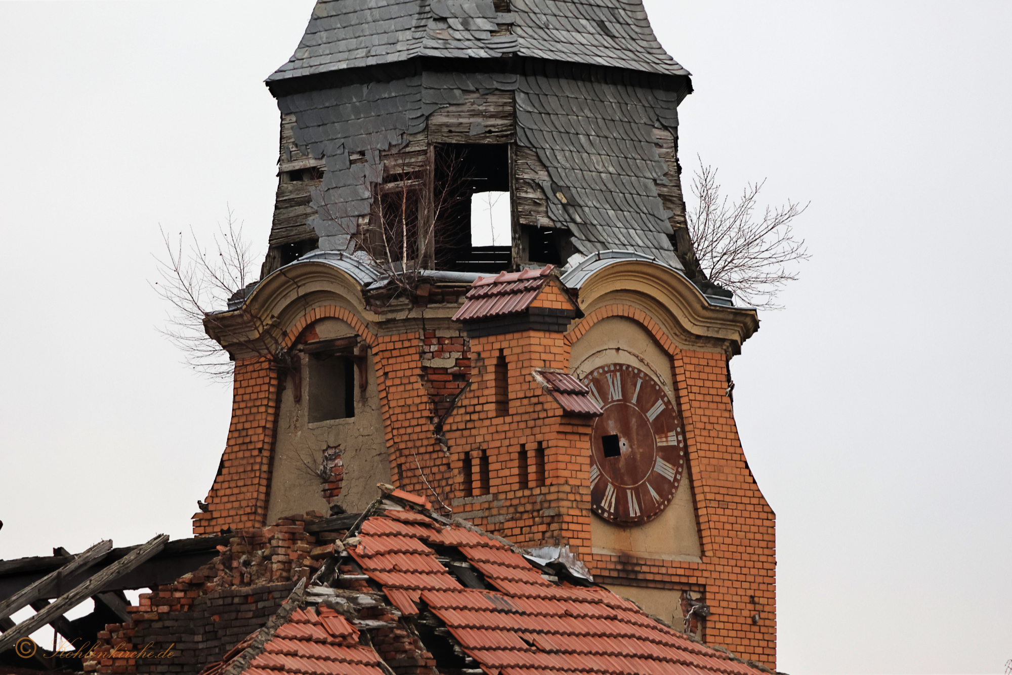 Es gab am Turm des Verwaltungshauses drei Uhren. Zwei davon waren grau und die dritte Uhr war mit einer rötlichen Farbe versehen. - 16.12.2023 Kohlenkirche: Der Abriss der Kohlenkirche