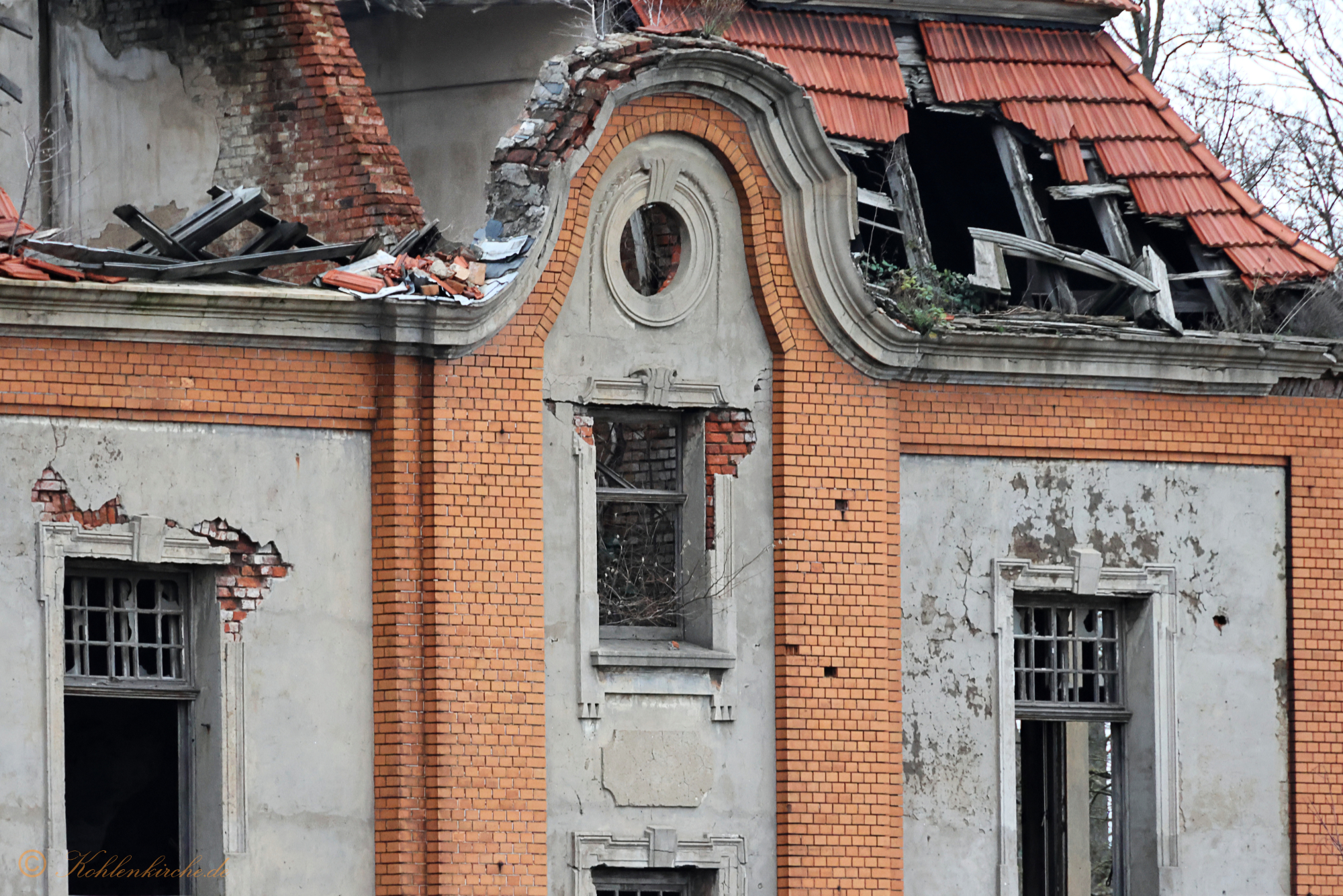 In der Mitte ist das Treppenhausfenster, welches ins Dachgeschoss führt. - 16.12.12.2023 Kohlenkirche: Der Abriss der Kohlenkirche