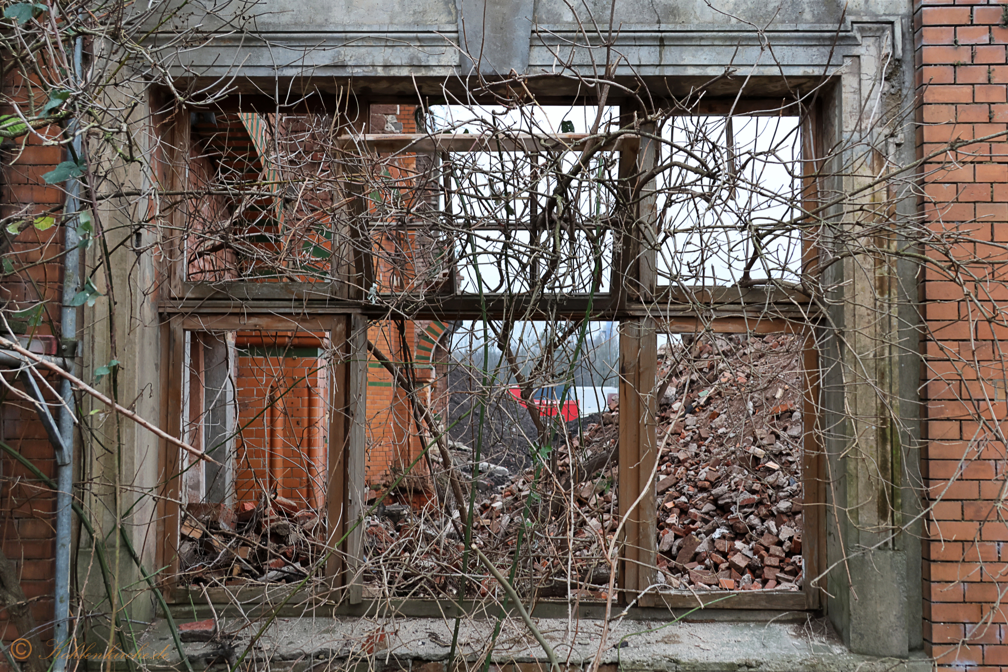 Beim nördlichen Seitenschiff hat nur noch das neunte Fenster einen Rahmen. - 16.12.2023 Kohlenkirche: Der Abriss der Kohlenkirche