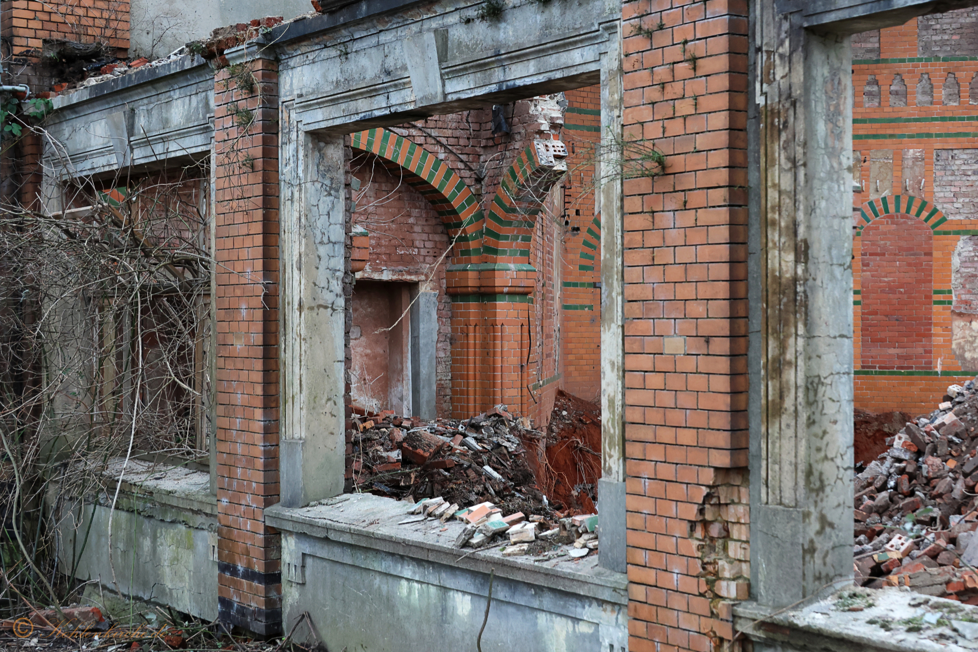 Blick auf die Fenster acht und neun. Die Metallschienen, die noch vor zwei Tagen da waren, wurden entfernt. - 16.12.2023 Kohlenkirche: Der Abriss der Kohlenkirche