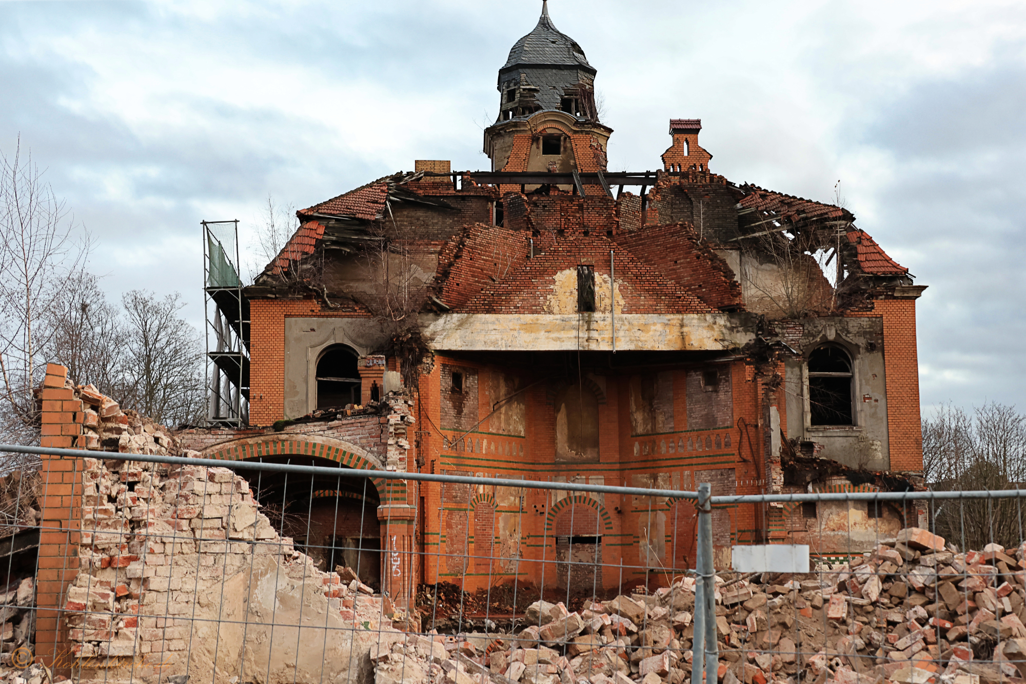 Links sind noch Reste vom großen Turm der Waschkaue zu sehen. - 12.12.2023 Kohlenkirche: Der Abriss der Kohlenkirche