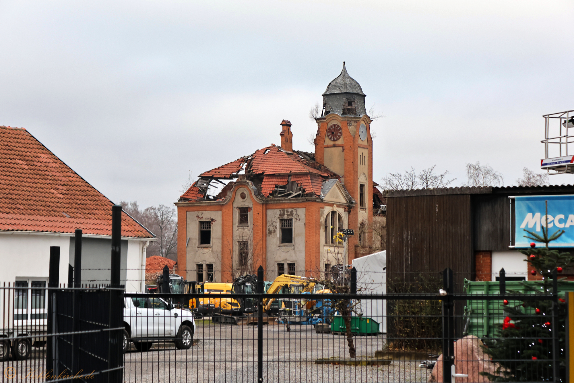Die letzte Aufnahme vom intakten Verwaltungsgebäude. - 17.12.2023 Kohlenkirche: Der Abriss der Kohlenkirche