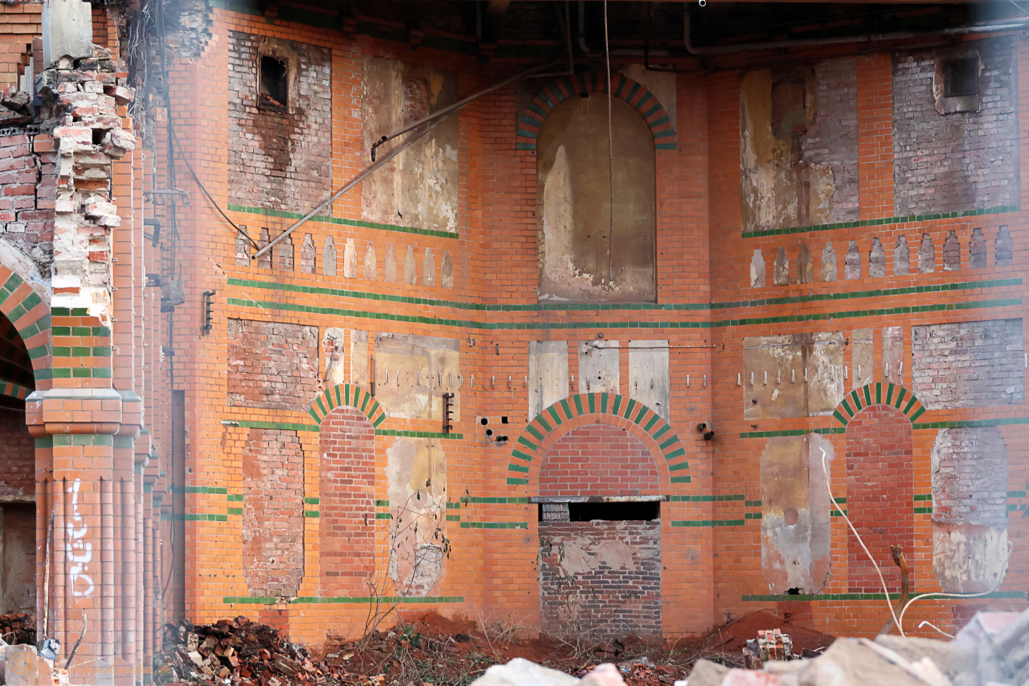 Die schön verzierte Wand der Waschkaue wurde noch verschont. - 12.12.2023 Kohlenkirche: Der Abriss der Kohlenkirche