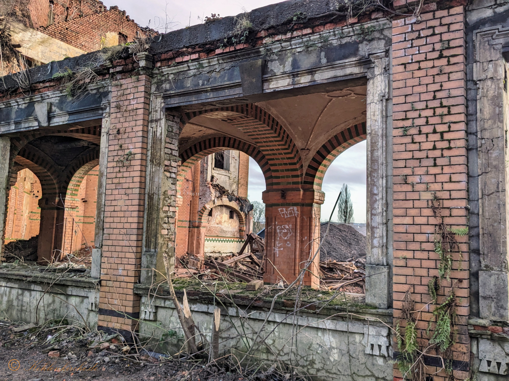 Vier verklinkerte Rundbögen mit Kreuzgewölbe sind noch vorhanden. - 12.12.2023 Kohlenkirche: Der Abriss der Kohlenkirche