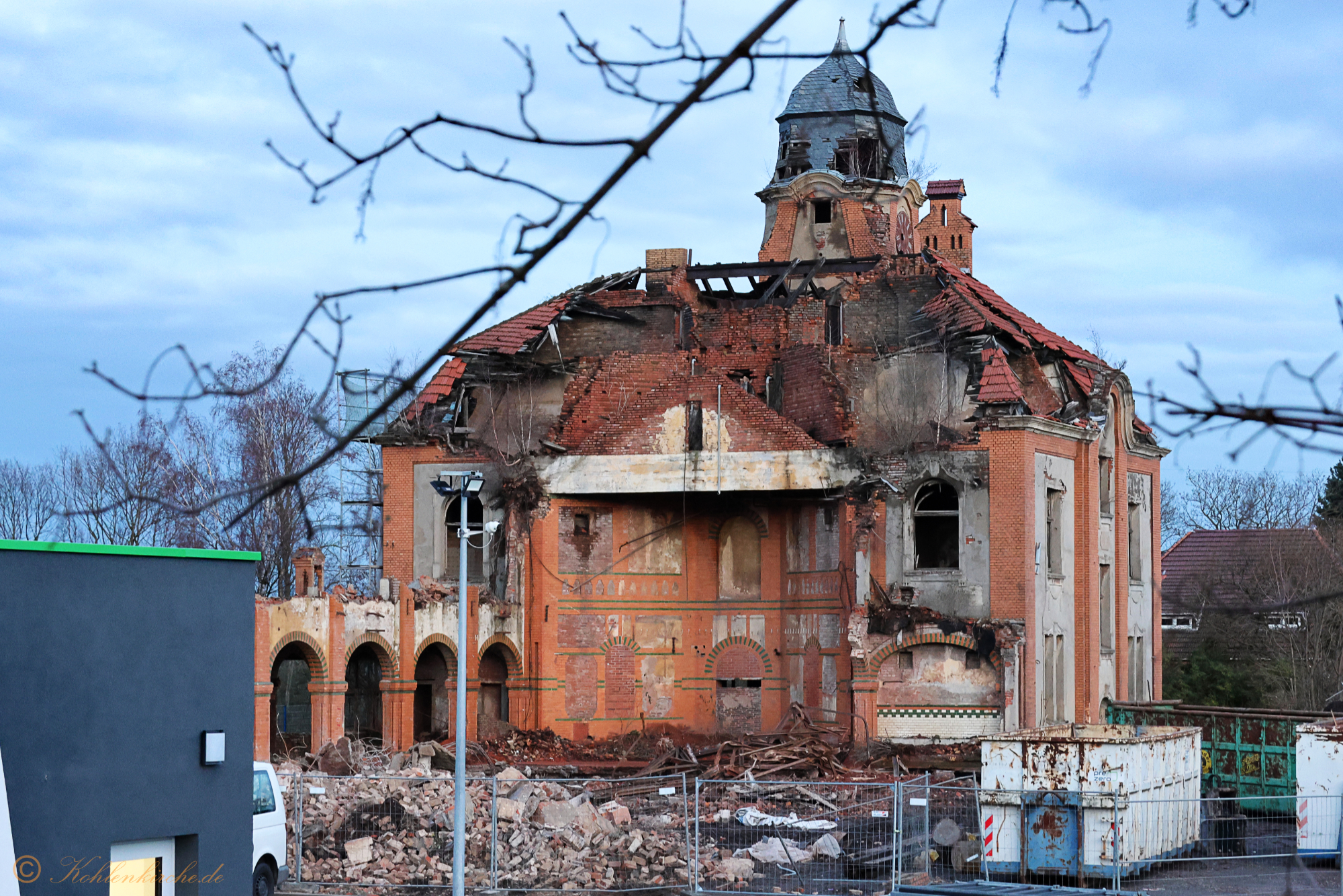Von der einst prunkvollen Waschkaue ist nur noch wenig zu sehen. - 12.12.2023 Kohlenkirche: Der Abriss der Kohlenkirche