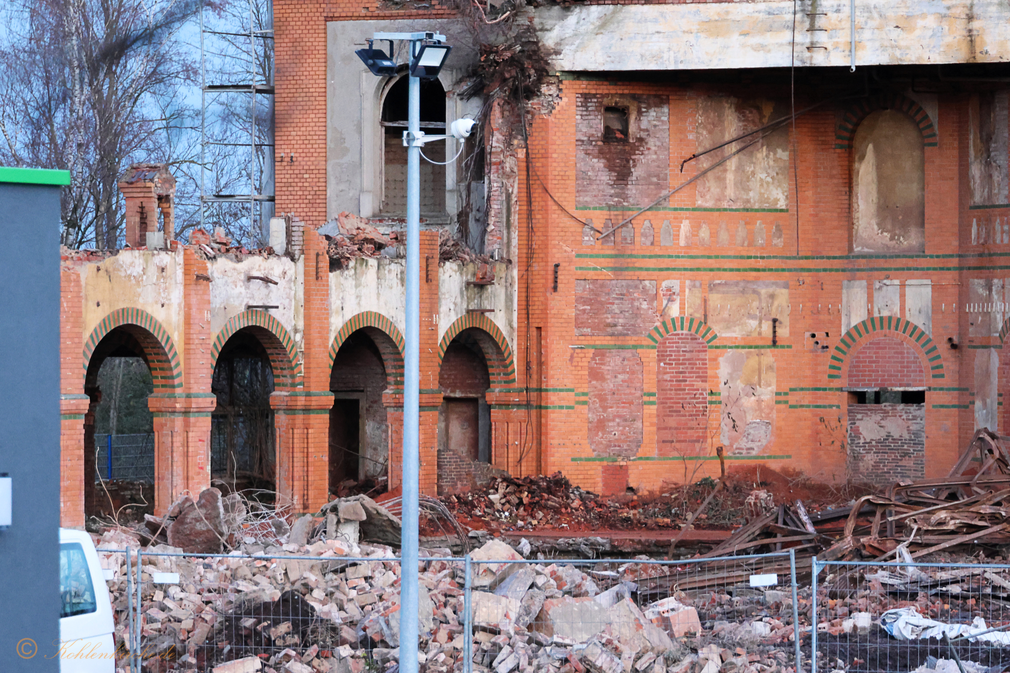 Die letzten vier Rundbögen vom Mittelschiff stehen noch. - 12.12.2023 Kohlenkirche: Der Abriss der Kohlenkirche